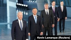 Джо Байдэн зь іншымі кіраўнікамі дзяржаваў падчас саміту NATO 14 чэрвеня 2021 г.