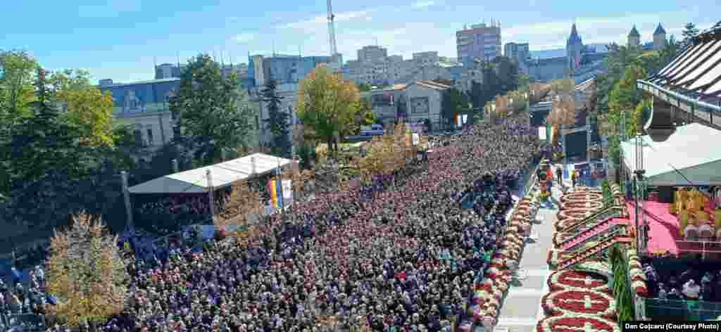 Pe 14 octombrie 2024 a avut loc slujba Sfintei Liturghii, săvârşită pe un podium amplasat pe bulevardul Ştefan cel Mare şi Sfânt, în dreptul Altarului Catedralei Mitropolitane. Racla cu moaştele Sfintei Cuvioase Parascheva a fost scoasă, marţi dimineaţă, pe 8 octombrie 2024, din incinta Catedralei Mitropolitane Iaşi, apoi a fost aşezată în baldachinul special amenajat în curtea lăcaşului de cult.&nbsp;Racla cu sfintele moaşte va rămâne în curtea catedralei până pe 15 octombrie, după care va fi reintrodusă în lăcaşul de cult. &nbsp; 