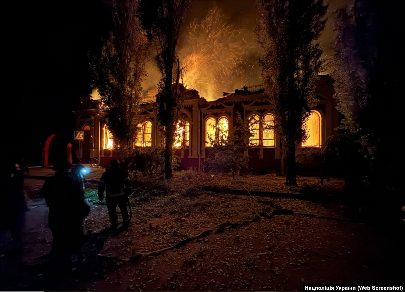 Пожежа в Краєзнавчому музеї в Гуляйполі після російського обстрілу міста. 24 серпня 2024 року