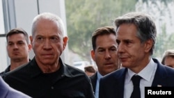 یواو گالانت (چپ) وزیر دفاع اسرائیل در دیدار با آنتونی بلینکن، وزیر خارجه آمریکا، که روز سه‌شنبه به اسرائیل سفر کرد