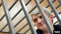 Четыре с лишним года назад топ-менджерам ЮКОСа посылали черные метки. Настало время «ласточек»