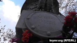 Мемориальний пам'ятник Степану Хрульову – командувачу оборони Севастополя у XIX ст. на Братському кладовищі в Севастополі