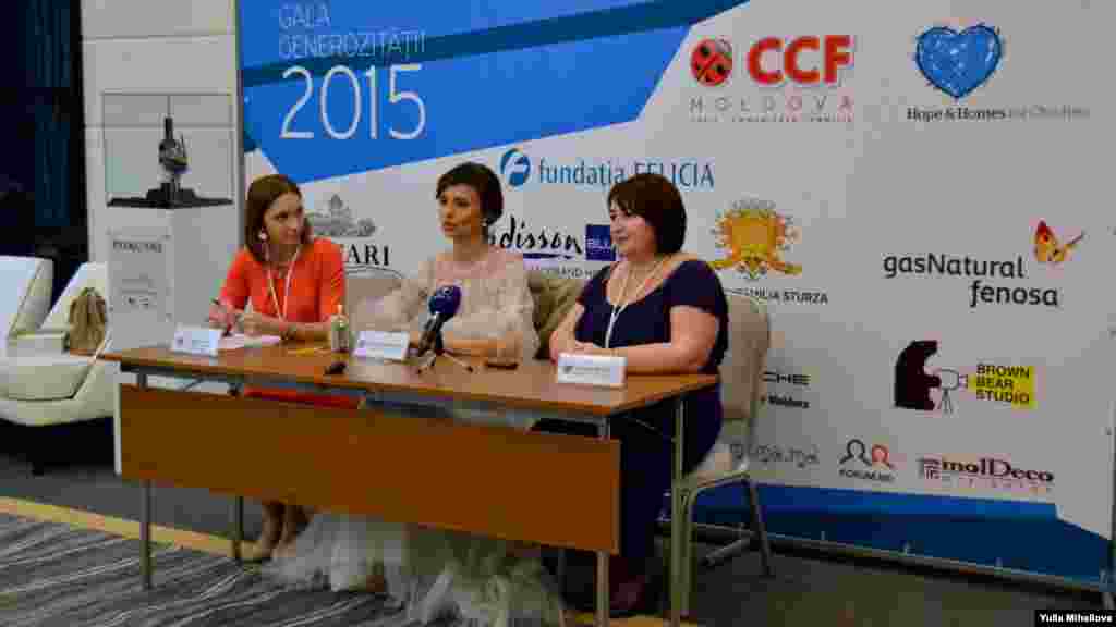 La conferința de presă: Valentina Nafornita (centru), soprana Teatrului de Operă de Stat din Vena, Liliana Rotaru (dreapta), președinta organizaţiei Copil, Comunitate, Familie - CCF Moldova, Lina Botnaru (stânga) - CCF Moldova. &nbsp;