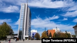 Ndërtesa e Qeverisë së Kosovës dhe ajo e Kuvedit. Fotografi ilustruese nga arkivi. 