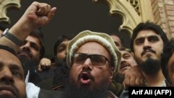 The U.S. administration is concerned that Islamist leader Hafiz Saeed (C) and the radical groups he leads remain free and untouched in Pakistan. (file photo)