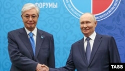 Президенти Казахстану Касим-Жомарт Токаєв і Росії Володимир Путін під час зустрічі в Омську, 25 липня 2026 року