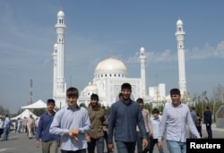 У мечети в Чечне. Иллюстративная фотография
