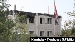 Поврежденное пожаром здание почетного консульства Сирии в Казахстане. Алматинская область, 17 июля 2012 года. 