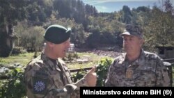 Načelnik Zajedničkog štaba Oružanih snaga BiH Gojko Knežević (desno) i komandant EUFOR-a Laszlo Sticz u Buturović Polju, Konjic, 7. okobar 2024.