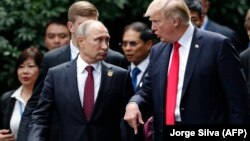 АҚШ президенті Дональд Трамп (оң жақта) пен Ресей президенті Владимир Путин Оңтүстік-Шығыс Азия елдері саммиті кезінде қысқа уақыт жүздесті. Дананг, Вьетнам, 11 қараша 2017 жыл.