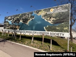 Bilbord sa panoramom Borskog jezera ispred sedišta Ziđina u Boru, april 2026.