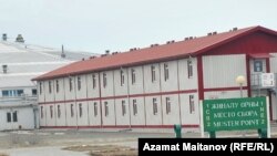 Теңиз мунай кенинде жумушчулардын айылы.