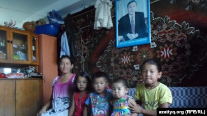 Ыстық балапандары бар ең жақсы порно Қыздар кеуделерін қысып жатыр