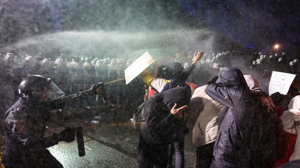 Vazhdojnë protestat masive në Turqi kundër arrestimit të rivalit të Erdoganit  Imamoglu