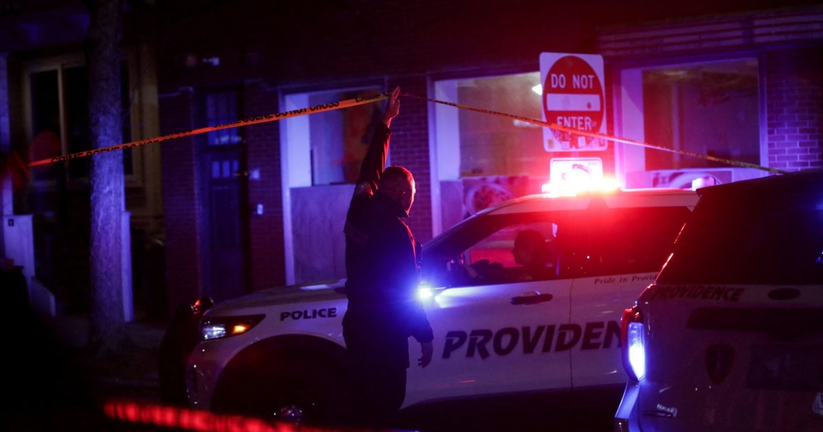 Dy të vrarë nga të shtënat me armë në një universitet në SHBA  i dyshuari në arrati