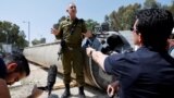 Portparol izraelske vojske Daniel Hagari pokazuje medijima, kako navodi, iransku balističku raketu koja je izvučena iz Mrtvog mora nakon što je Iran lansirao dronove i projektile na Izrael, u vojnoj bazi Julis, na jugu Izraela, 16. aprila, 2024.