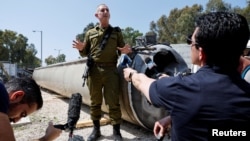 Un purtător de cuvânt al armatei israeliene prezintă reporterilor la 16 aprilie o rachetă recuperată din Marea Moartă după atacul iranian din 13 aprilie. 