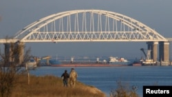 Keriç köprüsiniñ kemeri altında Rusiye blok etken keçiş, 2018 senesi noyabrniñ 25-i