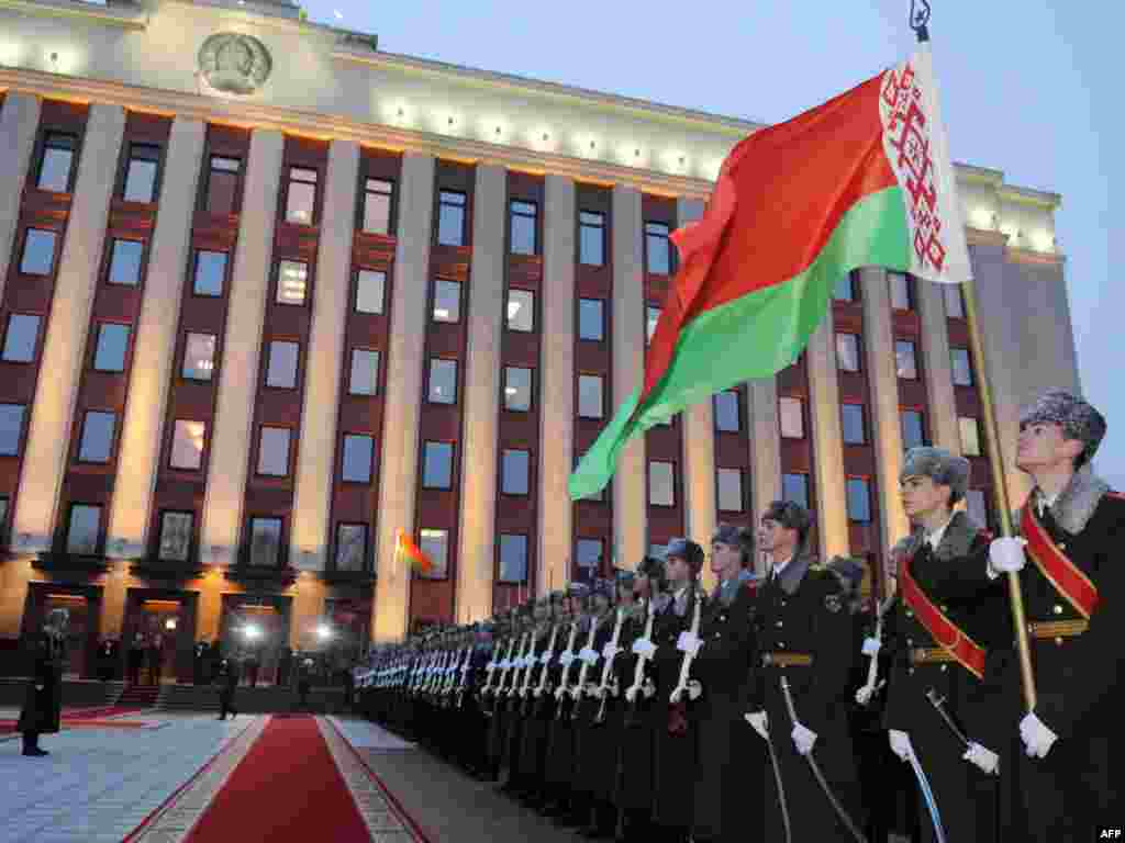 Ганаровая варта сустракае Сыльвіё Бэрлюсконі ў Менску - Фота: AFP 