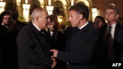 Fransa prezidenti Emmanuel Makron və Ermənistanın baş naziri Nikol Paşinyan Yerevanda Avropa Siyasi Birliyinin (EPC) 8-ci sammiti ərəfəsində keçirilən şam yeməyindən sonra küçədə gəzişirlər.