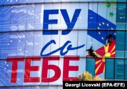 Ablakfólia az EU-képviselet épületén az észak-macedóniai Szkopjéban: „Az EU veled van” – Lehet, de a tagságot folyamatosan lebegteti. 2021. szeptember 24.