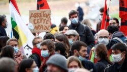 Sindikati učitelja zahtijevaju da vlada najhitnije zaposli dodatno osoblje kako bi se razredi, koji prosječno imaju više od 30 đaka, podijelili u manje skupine. Time bi se, ističu, mogla poštivati mjera fizičkog razmaka između učenika. ( Protest, Nantes, 10 novembar 2020.)