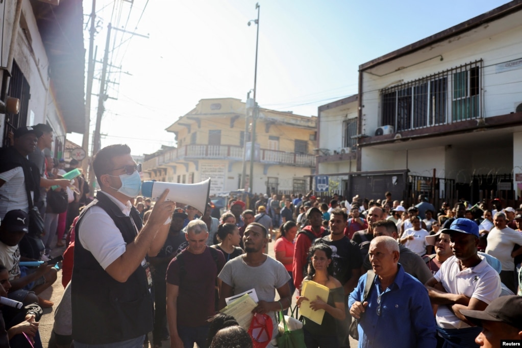 Një zyrtar i Komisionit për Ndihmë të Refugjatëve (COMAR) përdor një megafon për të folur me emigrantët që po presin të rregullojnë statusin e tyre në Tapachula, Meksikë 20 janar 2025.