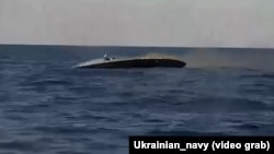 Тонущий российский безэкипажный катер в Черном море. Скриншот из видео телеграм-канала ВМС ВСУ