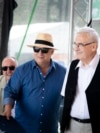 Discursul prim-ministrului Viktor Orban (centru) înainte de prezentarea sa la Băile Tușnad, pe 26 iulie 2025. Alături de el se află László Tőkés (dreapta) și Zsolt Németh.