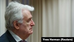 Босниялык сербдердин мурдагы лидери, БУУнун Эл аралык трибуналы тарабынан 40 жылга эркинен ажыратылган Радован Каражич. 24-апрель, 2018-жыл. 