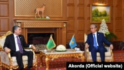 Президент Казахстана Касым-Жомарт Токаев (справа) и президент Туркменистана Гурбангулы Бердымухамедов. Ашгабат, 11 октября 2019 года.