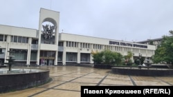 Вимкнені фонтани на площі біля Палацу профспілок у Сімферополі, жовтень 2026 року