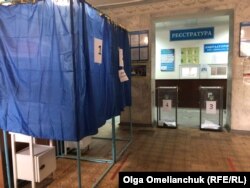 У спеціальних дільницях, розміщених, зокрема, в опорних лікарнях Краматорська, також була спеціальна кабінка для людей з ознаками ГРВІ