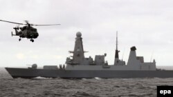 Британский эсминец HMS Duncan и вертолёт Wildcat в канале Ла-Манш, 20 октября 2016 года