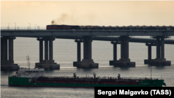 Потяг їде Керченським мостом, 2021 рік