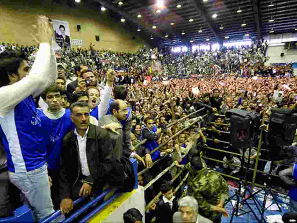 Iran - Mohamad Khatami počeo kampanju - Bivši predsjednik Irana kojeg na zapadu smatraju umjerenim počeo je svoju kampanju za izbor predsjednika. Izbori su zakazani za šesti mjesec ove godine.