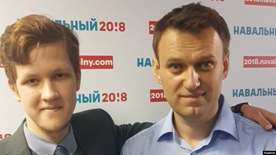 Алексей Навальный (справа) с волонтером Филиппом Симпкинсом (архивное фото)