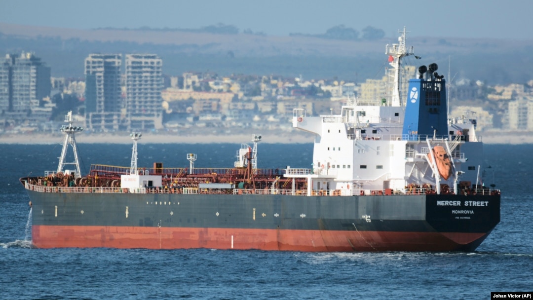 Două persoane au murit în atacul cu dronă dat asupra petrolierului Mercer Street, un român și un britanic, cel mai probabil chiar căpitanul și însărcinatul cu securitatea navei.
