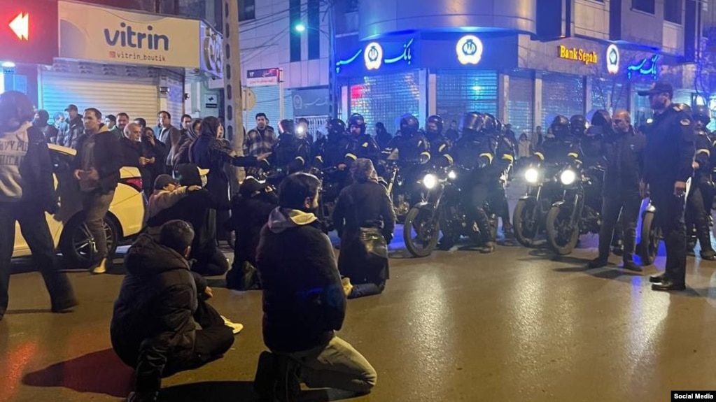 Demonstranti učestvuju u protestnom sjedenju protiv ekonomskih teškoća u iranskom gradu Mašhadu 2. januara.