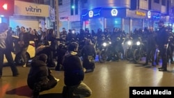 Demonstranti učestvuju u protestnom sjedenju protiv ekonomskih teškoća u iranskom gradu Mašhadu 2. januara.