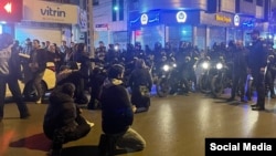 معترضان در شهر مشهد در شمال شرق ایران 