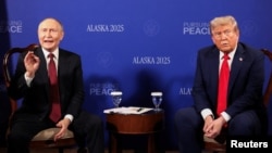 Володимир Путін реагує на запитання про війну в Україні від іноземних журналістів під час церемонії фотографування в Анкориджі, штат Аляска, 15 серпня 2025 року