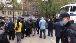Крымские татары приходили к Аксенову, требуя извинений. Тот не вышел (видео)