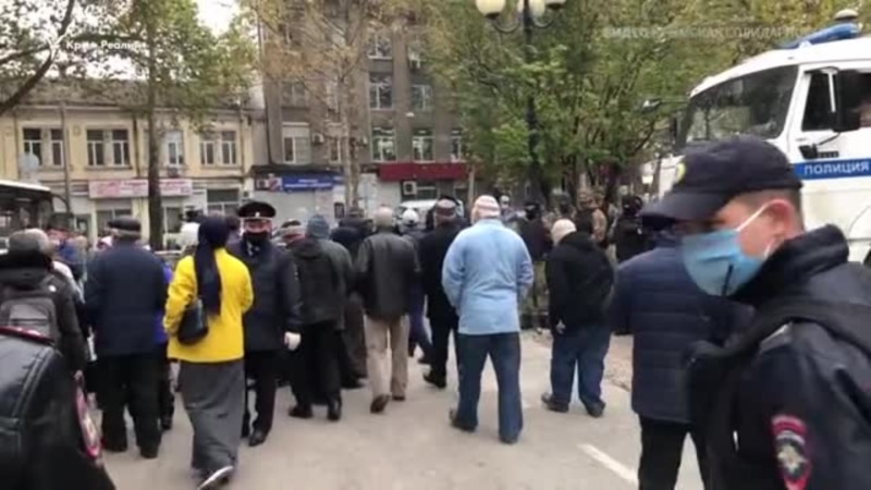 Крымские татары приходили к Аксенову, требуя извинений. Тот не вышел (видео)