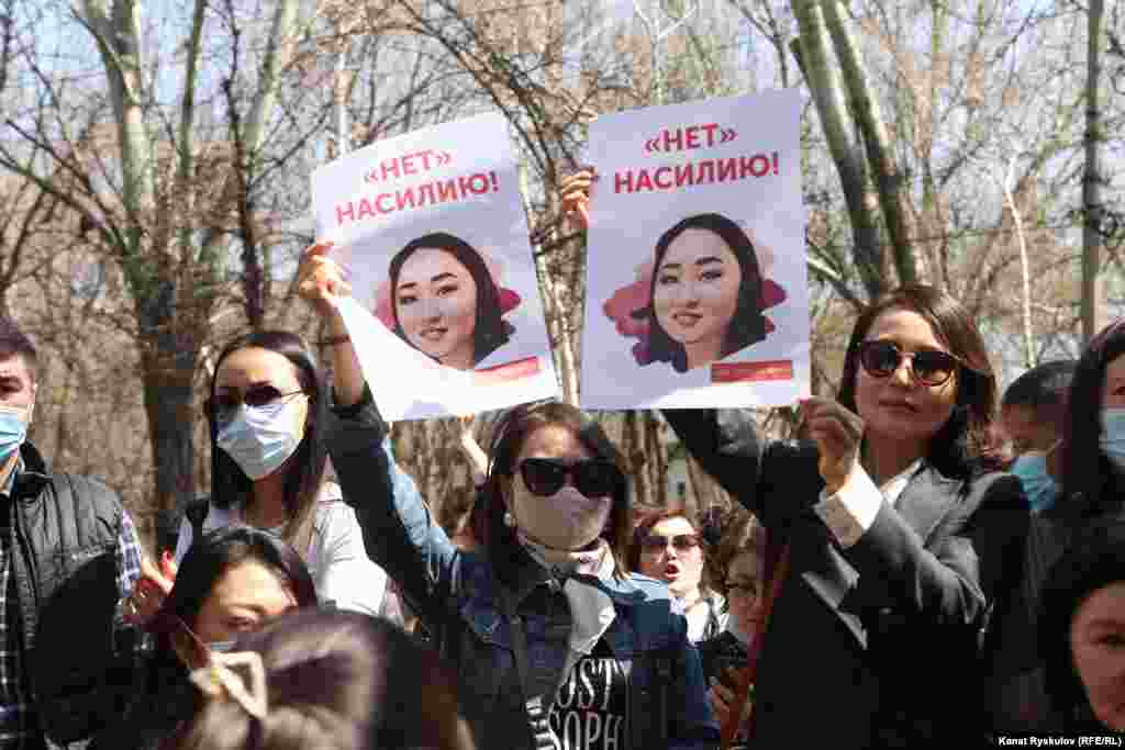На митинге в Бишкеке потребовали отставки главы МВД в связи с убийством Айзады Канатбековой. Начальник ГУВД Бишкека заявил, что не намерен подавать в отставку.