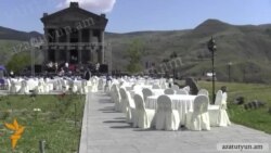 Столы и «привезенный из Еревана шашлык» во дворе храма Гарни