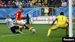 Вирішальний момент основного часу: на останніх хвилинах Мартін Демікеліс (у біло-блакитній футболці) блокує удар лідера голландців Ар’єна Роббена