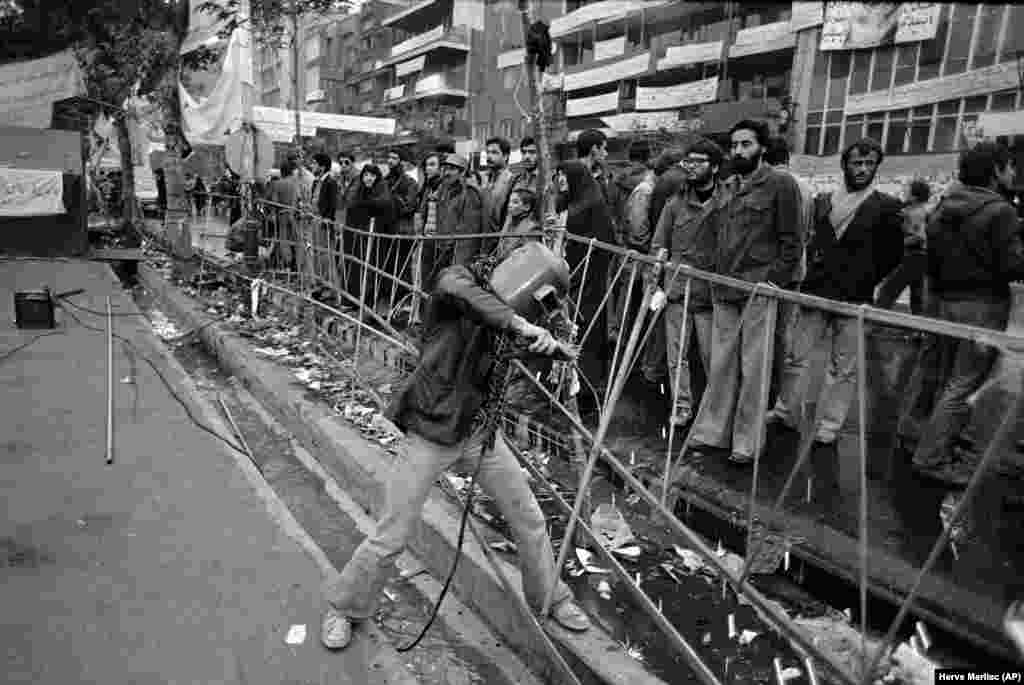 29 листопада 1979 року на честь священного дня Тасуа біля посольства США в Тегерані пройшла масова акція. Щоб уникнути провокацій і нападів, влада звела додаткові металеві загорожі біля стін