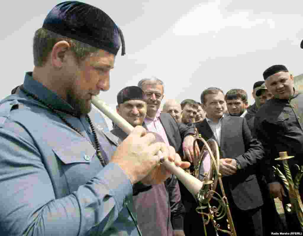 "Хьалхара нох тасар" цIе йолу даздар фолклоран дезаде а хилла, дIахIоьттира Нохчийчохь. Шелан кIошт, БелгIатан эвлайист. Нохчийчоьнан куьйгалхочо Кадыров Рамзана&nbsp;а лекхира шедаг.