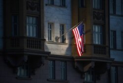 Flamuri amerikan i vendosur pranë Ambasadës amerikane në Moskë. Fotografi nga arkivi.